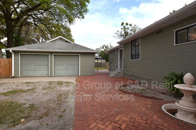 Building Photo - 1127 Oakhill St