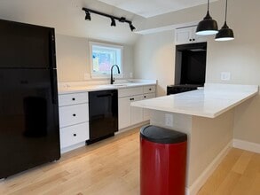 Building Photo - 15 River St