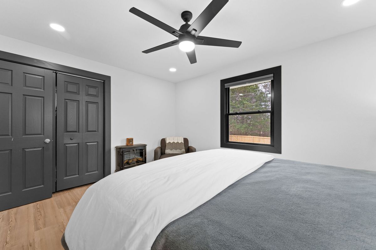 Building Photo - 118 Combs St