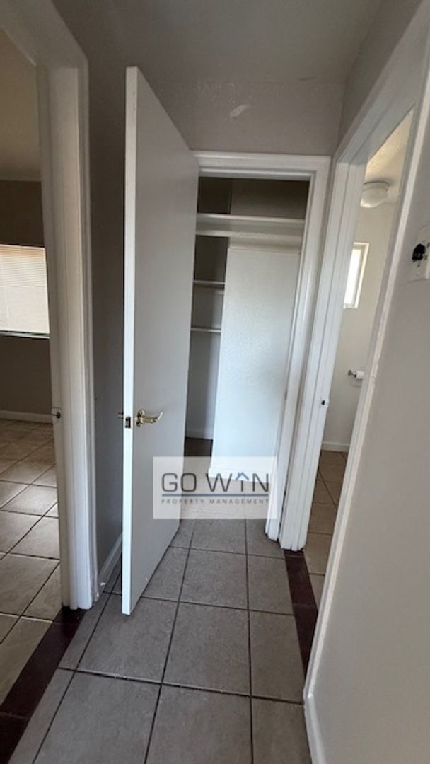 Building Photo - 522 S Mesa Dr