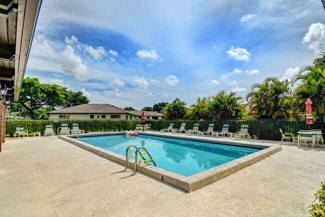 Building Photo - "Spacious 2-Bed, 2-Bath Boynton Beach Gem with Modern Granite Elegance – 1400 Sq Ft!"