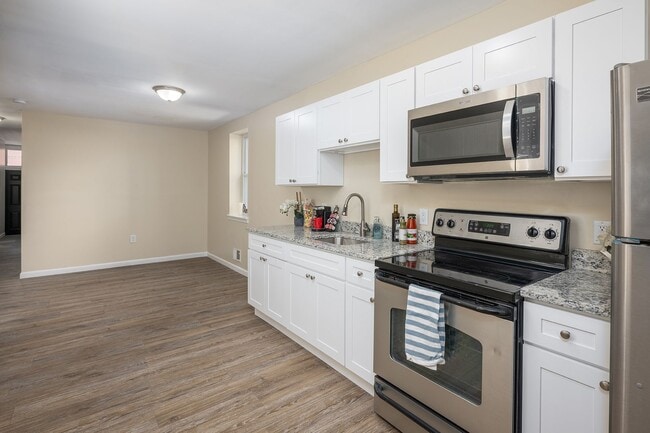 Building Photo - Beautifully renovated 4 BR/ 2 BA