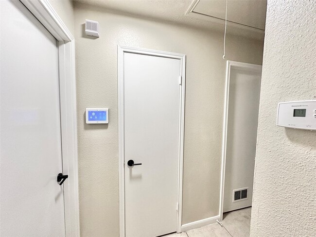 Building Photo - 9164 Wilcrest Dr