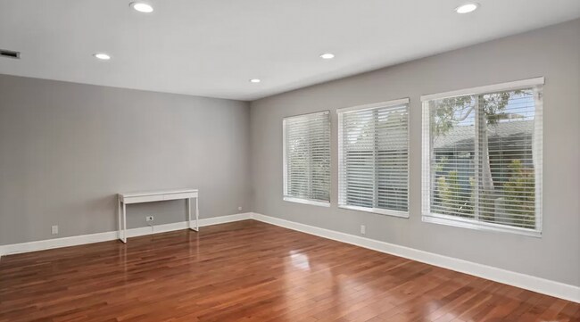 Building Photo - 3733 Beverly Ridge Dr