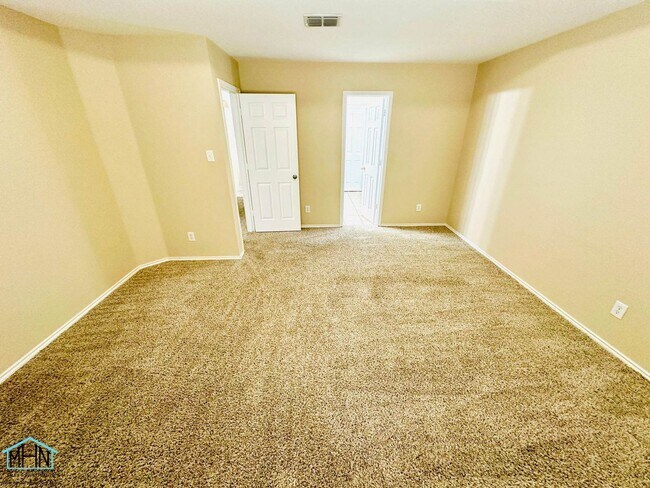 Building Photo - Looking for space, comfort, and convenienc...