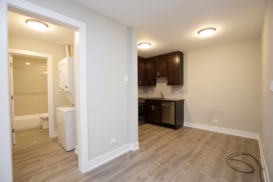 Building Photo - 533 W Surf St