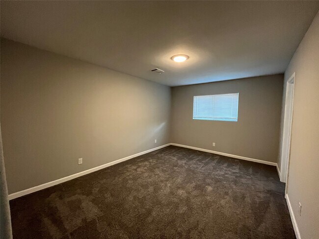 Building Photo - 1942 Center St