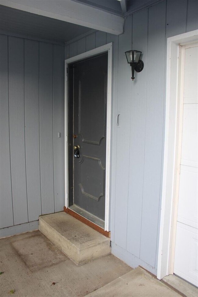 Building Photo - 2 Bedroom, 1 Bathroom Duplex!!!!