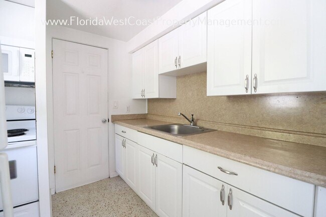 Building Photo - STUDIO /EFFICIENCY -UNIT AVAILABLE! STICKN...