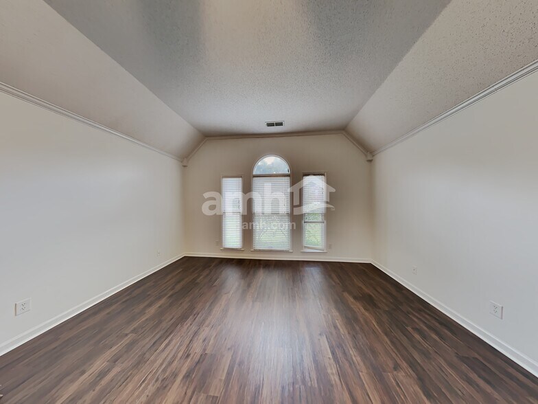 Building Photo - 1466 Far Dr