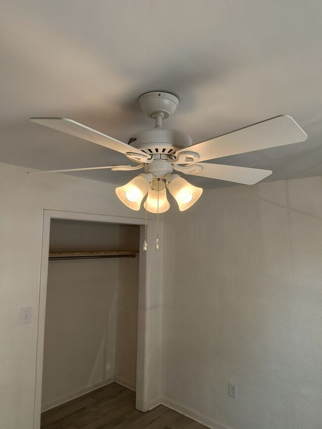 Building Photo - WONDERFUL 2 Bedroom 1.5 Bathroom condo