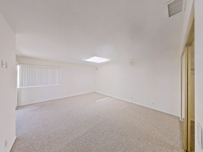 Building Photo - 617 E Avenida San Juan