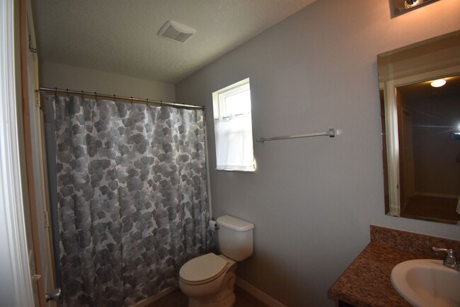 Building Photo - 4 Bed/3.5 Bath, Pool and Waterfront home, ...