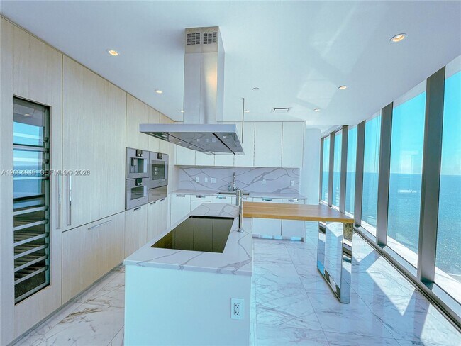 Building Photo - 15701 Collins Ave