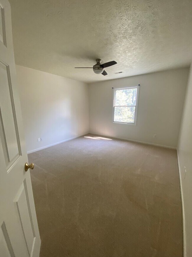 Building Photo - Spacious 4 Bedroom, 2.5 Bath Home