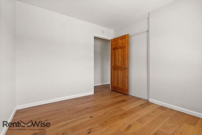 Building Photo - 1120 Oakwood Dr