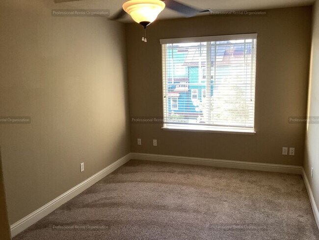 Building Photo - Elegant-Ideally located-Windsor Green End ...