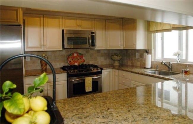 Building Photo - Golden Hills 3 Bdrm Home!