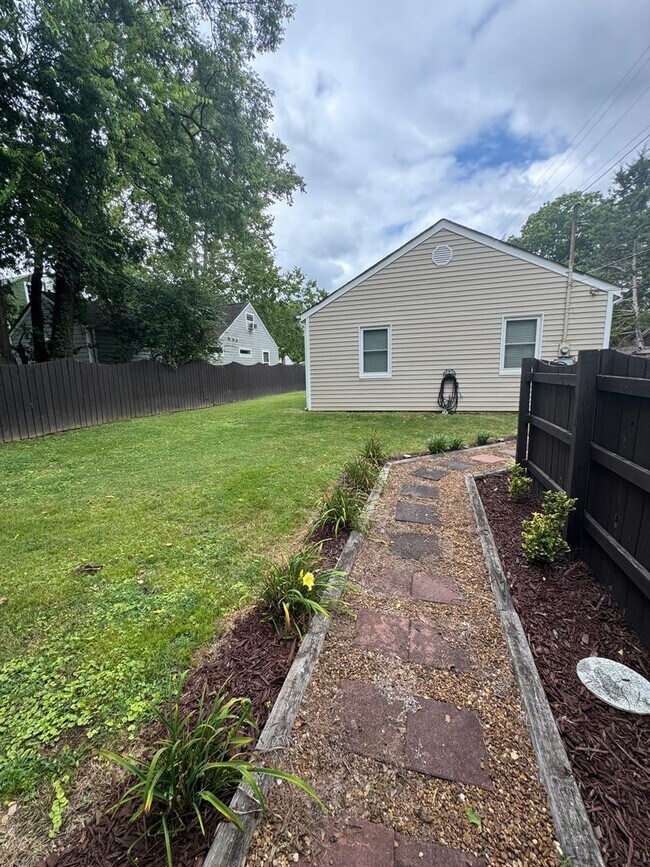 Building Photo - Knoxville 37917 - 2 bedroom, 1 bath - call Lisa Vineyard 865-216-9334