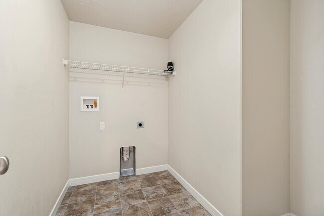 Building Photo - 3 Bed, 2.5 Bath Townhome in South Jordan – Solar-Powered, Low Utility Bills