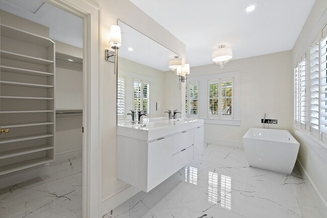 Building Photo - 224 10th St