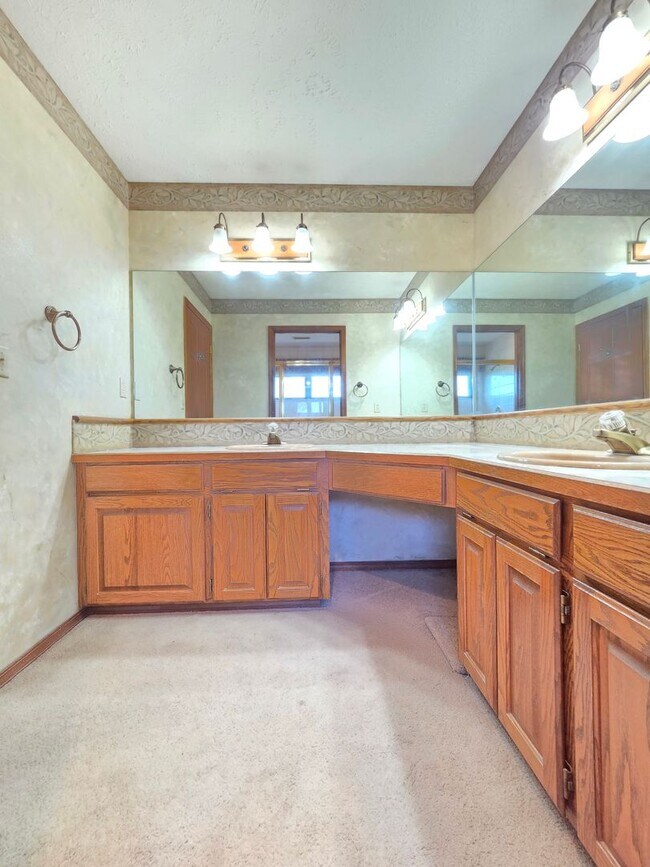 Building Photo - $3,495 - 5 Bed / 4 Baths Stunning Northwood Home with Views