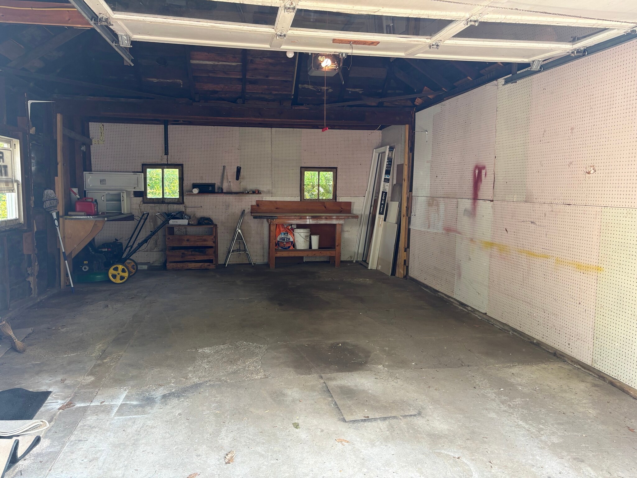 Private garage - 606 Dewey Ave