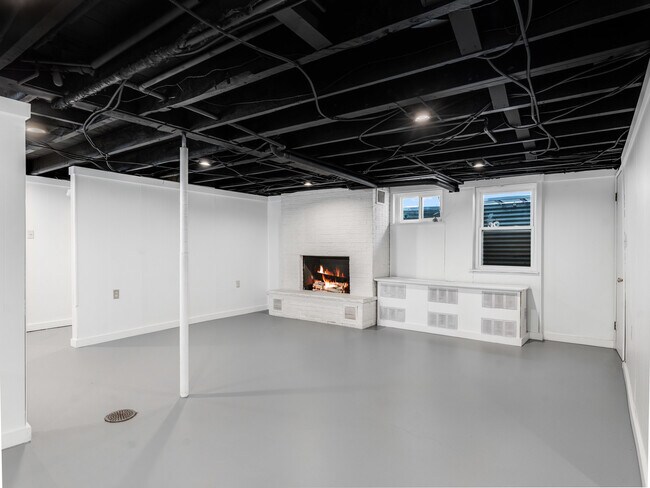 Building Photo - 3 E Main St