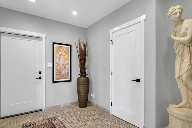 Building Photo - Gorgeous ocean view home at Windansea Beach!