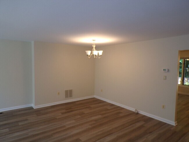 Building Photo - Three Bedroom Townhouse Conveniently Located In Springfield