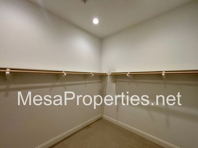 Building Photo - 10045 Goldenrod Ct