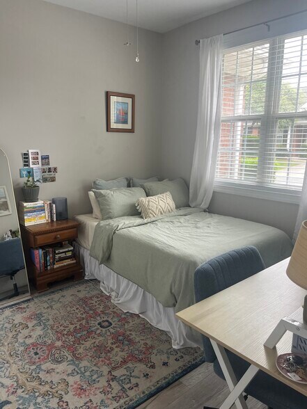 Building Photo - 323 Monlandil Dr