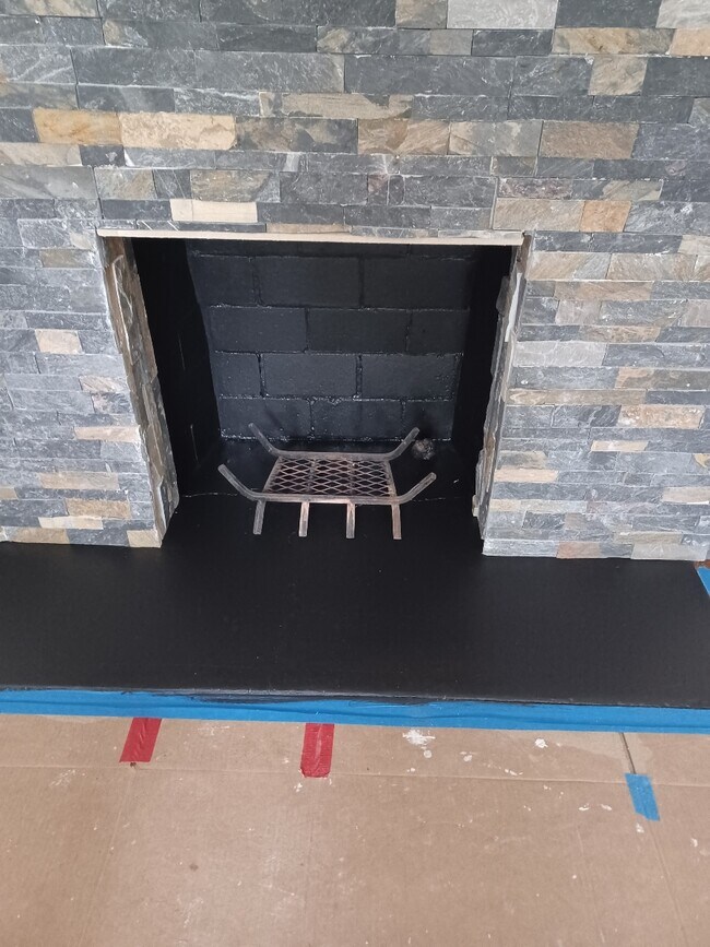 2 Fireplaces - 1111 Mathews St SW