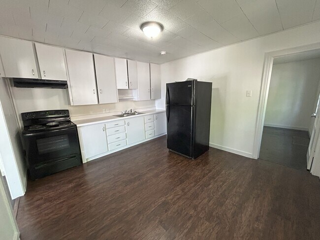 Building Photo - 607 W Center Ave