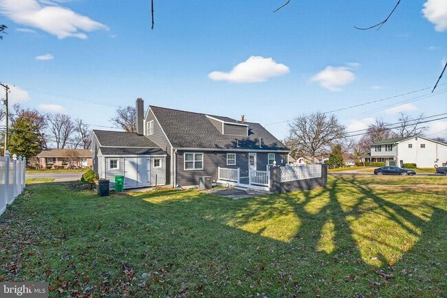 Building Photo - 2403 Kingsway Rd