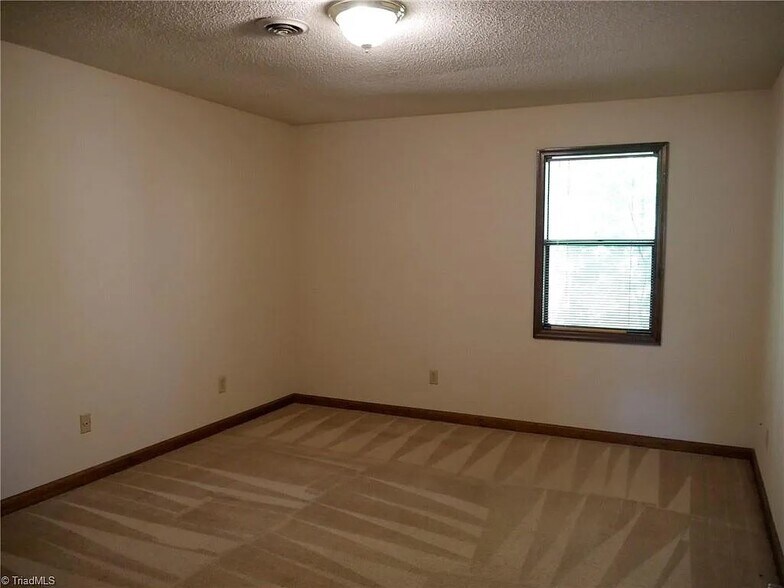 Building Photo - 704 Aspen Trl