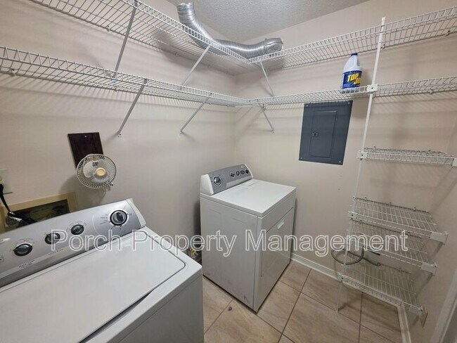 Building Photo - 303 Shoreline Dr