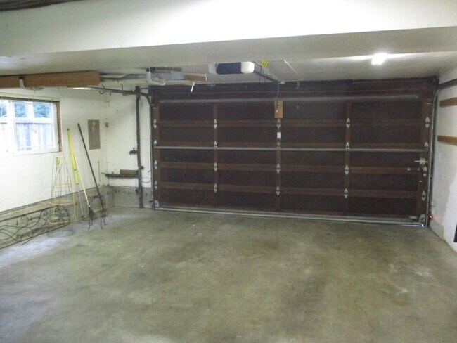 Building Photo - 3 Bedroom + Bonus, 2.5 Bathroom Gig Harbor...