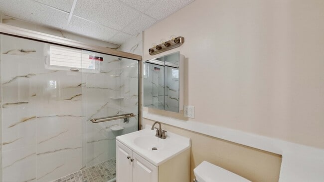 Building Photo - 5 Ropes St