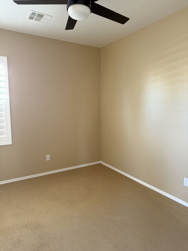 Building Photo - Tri-level townhouse at Gilbert & Guadalupe!