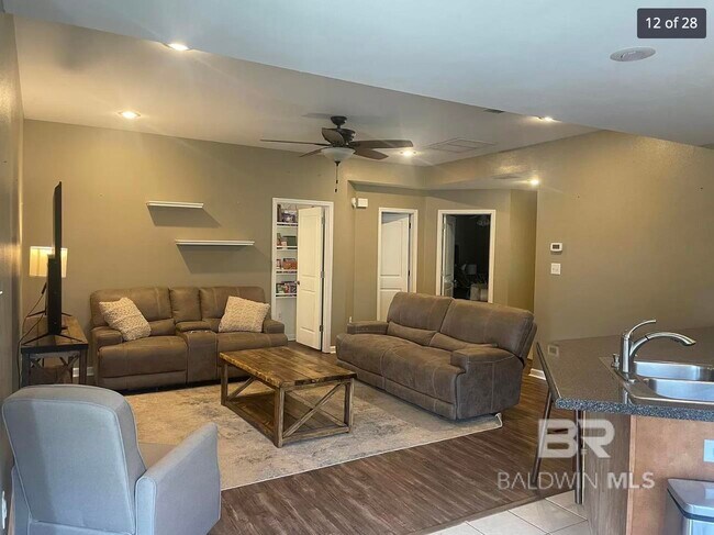 Building Photo - 14611 Silveroaks Loop