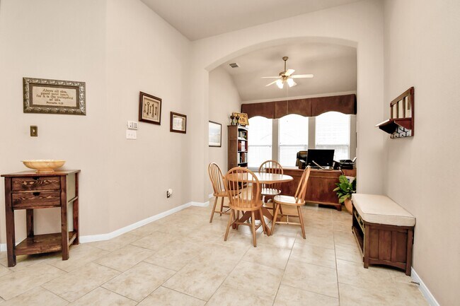 Building Photo - 8030 Crescent Knolls Dr