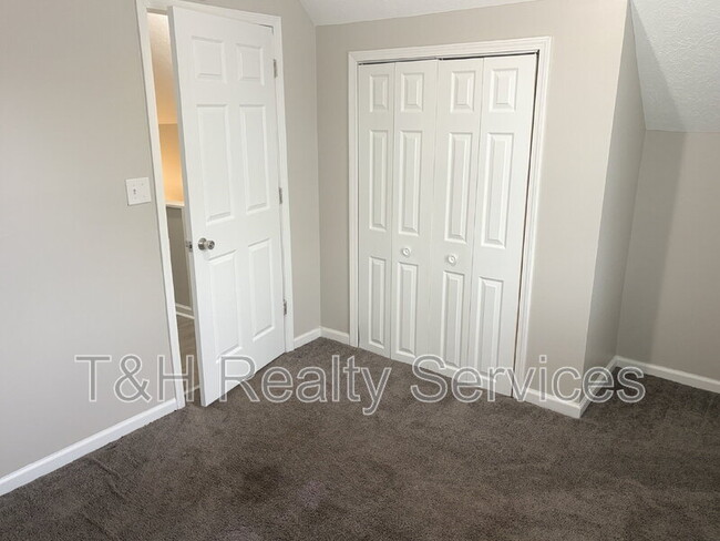 Building Photo - 731 N Arnolda Ave