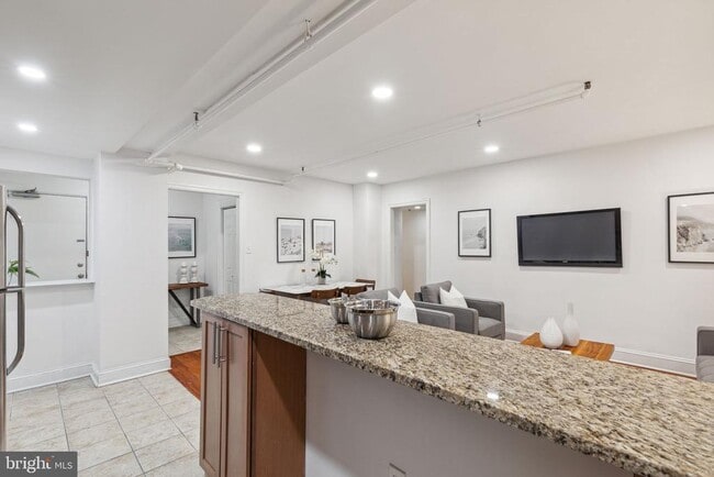 Building Photo - 2031 Locust St