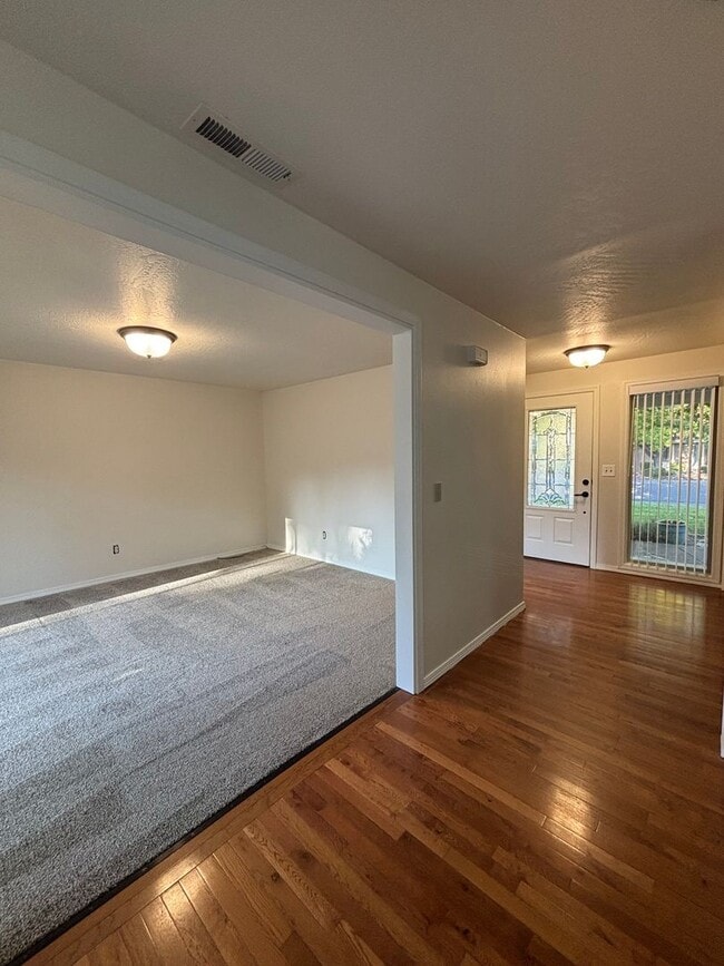 Building Photo - Corner Lot, RV Parking in North Medford!!