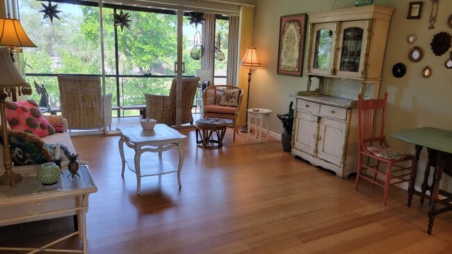 Building Photo - Annual Turnkey furnished renovated 1/1 dow...