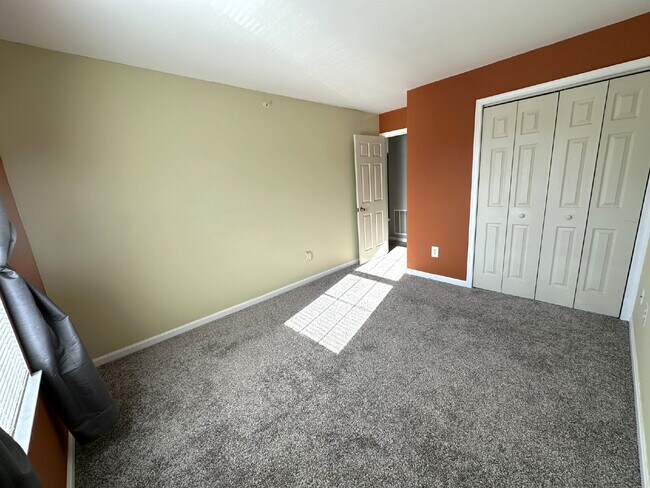 Building Photo - COMING SOON! Top Floor Condo in Hampstead