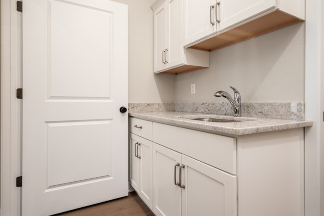 Building Photo - 5731 Willow Creek Ln