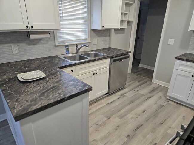 Building Photo - Charming 5-Bedroom Property in Prime Location