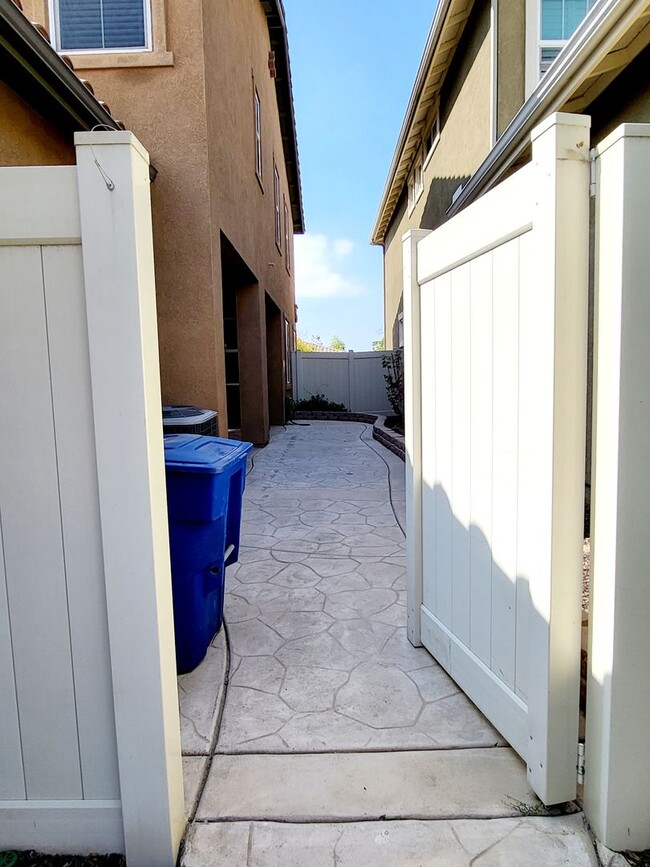 Building Photo - Otay Ranch 3 bedroom 2.5 bath 1917 sqft 2 ...